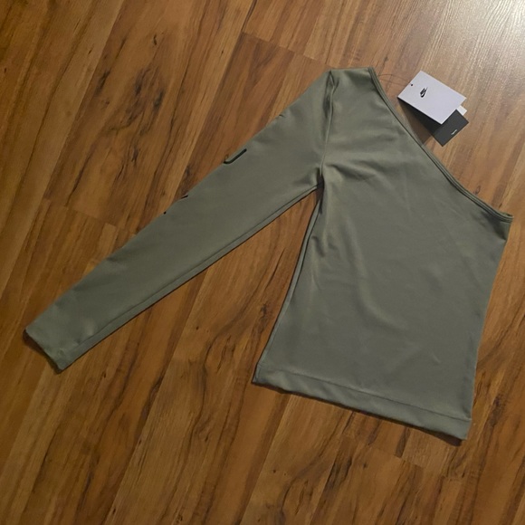 Nike SportswearWomen's Asymmetrical Long-Sleeve Top - Picture 9 of 10